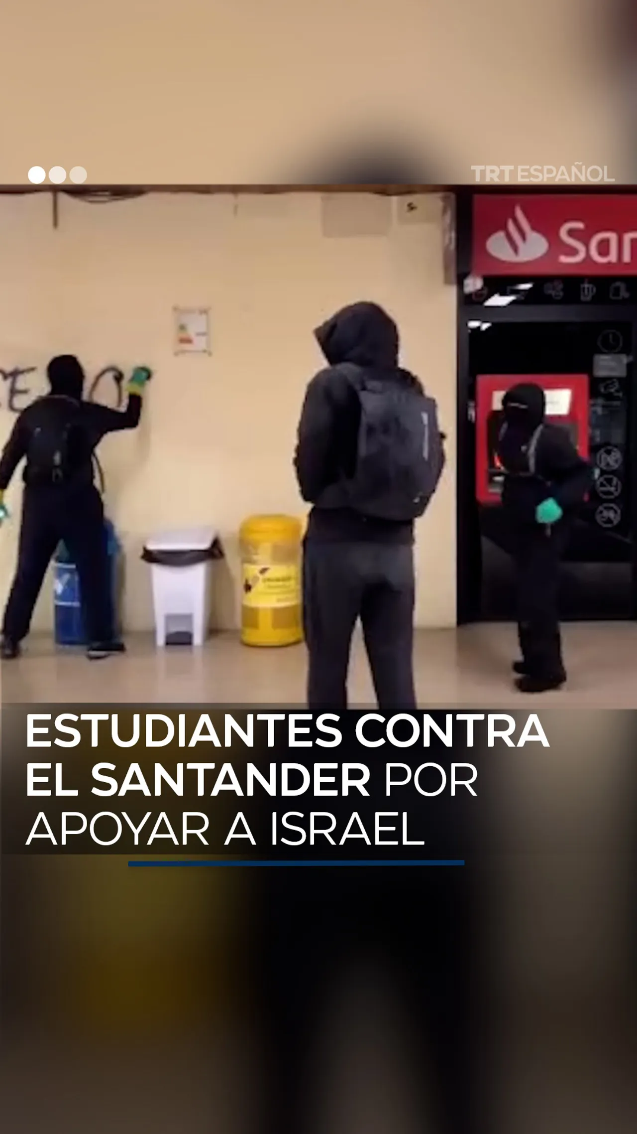 Estudiantes protestan contra el Santander por apoyo a Israel